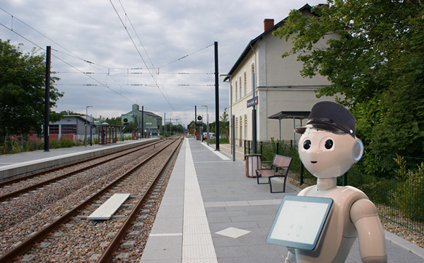 机器人Pepper在法国火车站上班的照片